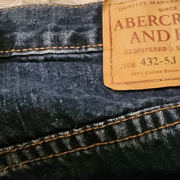 Abercrombie midrise straight leg cropped jeans. Size 4. - Picture 2 of 5